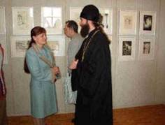 На открытии выставки: отец Сергий (справа) и Л.А.Пермякова